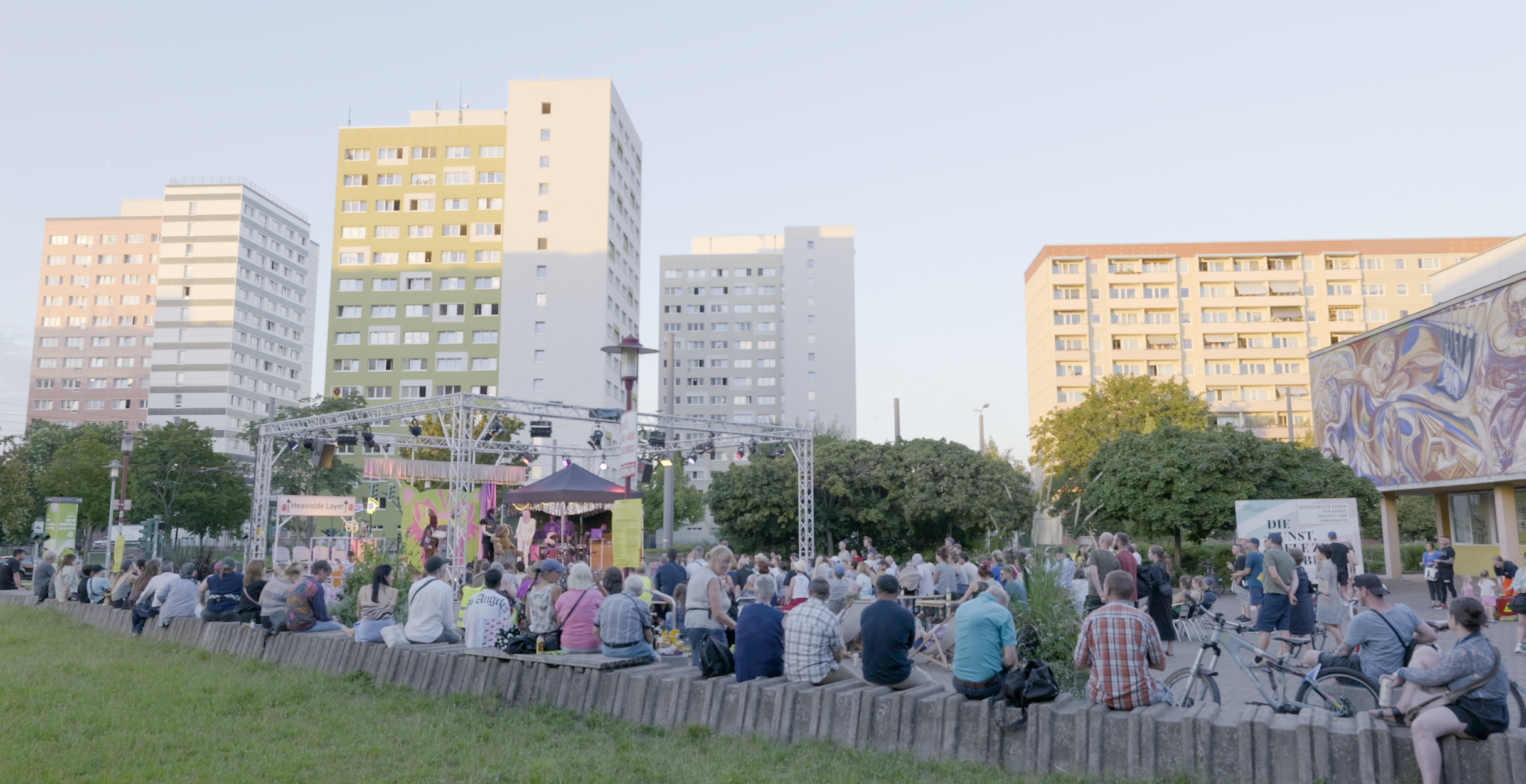 DIE KUNST, VIELE ZU BLEIBEN